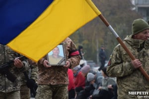 Помер на руках своїх побратимів: Шепетівська громада прощалася зі Сергієм Скаржинцем