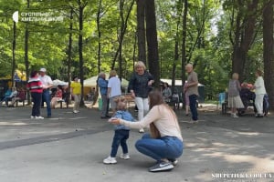 Забувають про болі в колінах та знаходять кохання: у парку Шепетівки стартував сезон недільних танців