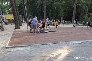 У шепетівському парку запрацював інклюзивний дитячий майданчик