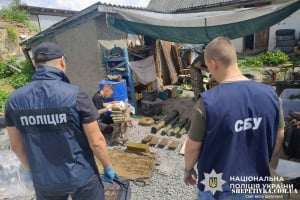 74 тротилові шашки, 4 гранатомети та понад 3 тисячі набоїв: судитимуть власника підпільного арсеналу з Шепетівщини