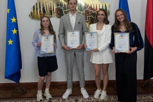 200-бальники та переможець олімпіади: шепетівських випускників відзначили нагородами облради