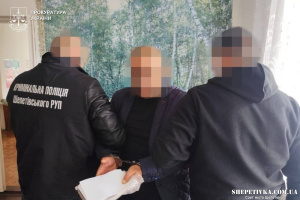 Погрожував скалічити знайому та її дітей якщо вона не продасть майно та не «поділитися» заробітком