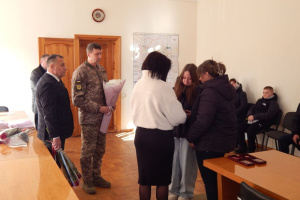 У Ізяславській та Плужненській громадах родинам загиблих воїнів вручили посмертні нагороди