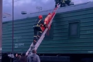 Рятувальники знімали з даху вагона підлітка, якого вразило струмом