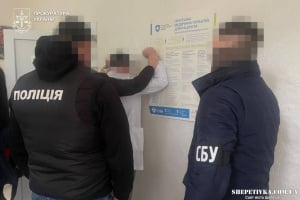 Викрито медика, який вимагав 1500 доларів США за «допомогу» в отриманні групи інвалідності