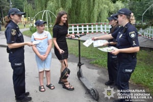 Безпека на самокатах та велосипедах: у Шепетівці дітей вчили безпечної їзди, але є нюанси