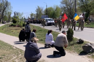 Не встиг навіть розпакувати валізи і пішов воювати: cлавутчани прощались із Сергієм Миронюком
