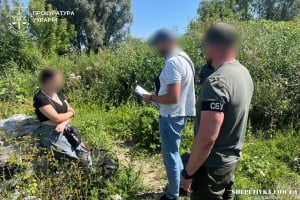 СБУ спіймали «на гарячому» студентку, коли вона закладала вибухівку біля залізничної колії