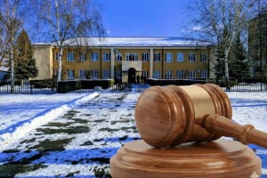 Вдарив поліцейського під час перевірки документів: житель Шепетівки отримав умовний термін