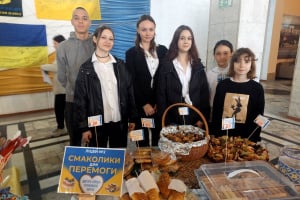 Концерт, ярмарок, майстер-класи, виставки: у Шепетівці збирали кошти для ЗСУ
