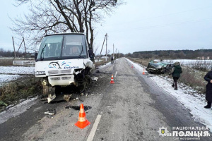 На Шепетівщині маршрутний автобус зіткнувся з легковим авто