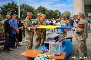 У Нетішині попрощалися з воїном Дмитром Мокропулом: уродженець Криму понад рік вважався зниклим безвісти