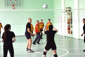 У Шепетівці поліціянти зіграли товариський волейбольний матч з школярами гімназії №5