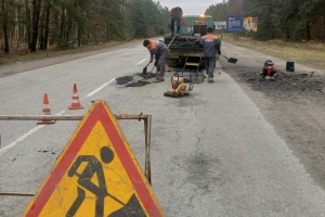 В умовах суттєвого скорочення фінансування продовжується ремонти шляхів Шепетівщини