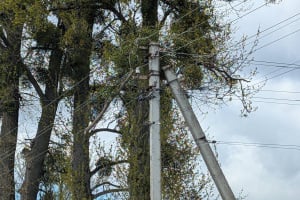 Шквальний вітер знеструмив населені пункти Шепетівщини: енергетики працюють у посиленому режимі