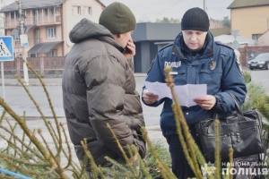 На Шепетівщині проводяться рейди по місцях торгівлі новорічними ялинками