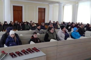 Сім’ям загиблих захисників Шепетівщини вручили їх державні нагороди