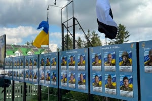 «Чекаємо, віримо, молимося»: у Ямполі урочисто відкрили Алею Надії та Віри