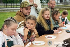 Тепло дитячих долонь — сила для захисників: у Славуті пройшла арттерапевтична зустріч ветеранів з дітьми