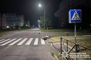 П'яний 16-річний підліток на скутері влетів у паркан: водій під конвоєм, пасажирка в лікарні