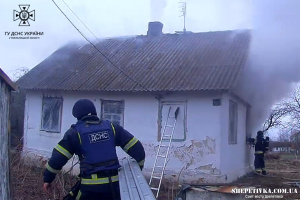 У Шепетівському районі вогнеборці ліквідували пожежу в житловому будинку