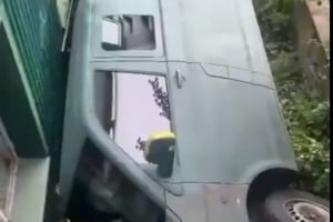 У Ізяславі перекинувся бус з військовим: ТЦК довелось публікувати спростування
