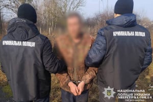 На ґрунті ревнощів одного чоловіка поранив, а іншого вбив: у Шепетівці судили військовослужбовця