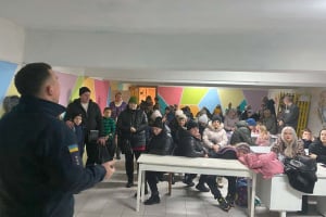 Рятувальники у Шепетівці під час тривоги навчали громадян правилам безпеки в укритті
