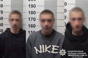 За відмову поділитися цигаркою: у Шепетівці засудили трьох молодиків, які жорстоко побили чоловіка