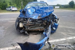 Троє дорослих та дитина в лікарні: поблизу Нетішина легковик протаранив спецавтомобіль