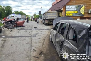 Вантажівка протаранила парковку та врізалася в будівлю кафе, є загибла та поранені