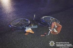 У Полонному неповнолітній на авто збив літню велосипедистку