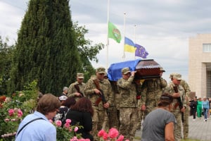 Нетішинська громада провела в останню дорогу воїна-захисника Романа Синицина