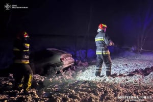 На Шепетівщині батько з трьома дітьми застряг у сніговому заметі