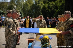 Так і не встиг обійняти наймолодшу донечку: у Нетішині попрощалися з Володимиром Стадніком