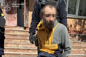 Стрілянина у Хмельницькому: чоловік випустив 5 куль у поліцейське авто (відео)