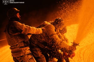 Працюють під загрозою повторних ударів: ДСНС показала як ліквідовують займання нафтобази