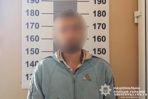 На Шепетівщині чоловік через ревнощі кинув сокиру в голову знайомого