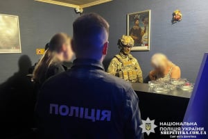 63-річна бабуся організувала підпільний ігровий заклад у підвалі багатоповерхівки