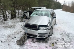 На Шепетівщині «лоб в лоб» зіткнулись два автомобілі: водіїв ушпиталили