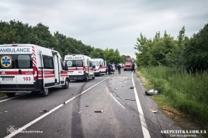 На Шепетівщині сталась автотроща: загинув чоловік та підліток, ще троє травмованих