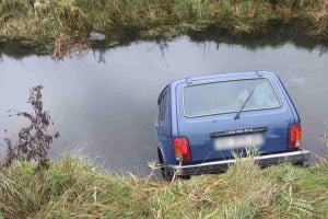 На Шепетівщині виявили затонулий автомобіль, а в ньому тіло чоловіка