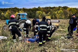 Трагедія на Хмельниччині: під час польових робіт чоловіка затягнуло на вал трактора