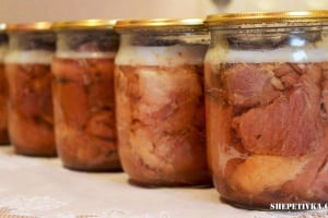 Госпіталізували через домашню тушонку: на Шепетівщині жінка захворіла на ботулізм