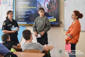 Зачепінг — смертельний ризик: у Шепетівці поліцейські та залізничники провели застережний урок для школярів