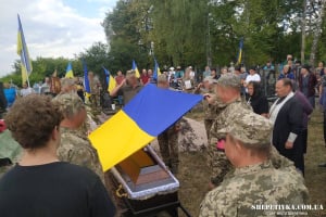 В Ізяславській громаді попрощалися із полеглим воїном Василем Томчуком