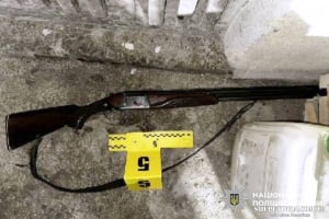 Чоловік вистрілив у дружину з рушниці, а потім спробував застрелитися сам