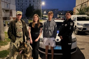 Нічні пошуки в Нетішині: поліцейські з кінологом розшукали зниклого підлітка