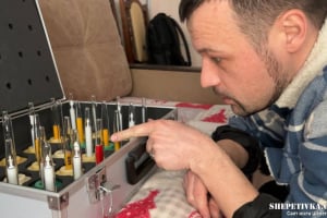 Скульптури від двох міліметрів: як митець з Шепетівщини створює мініатюрні фігури та допомагає ЗСУ