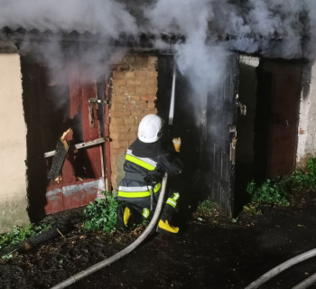 У Шепетівці та селі Коськів палали господарчі будівлі (фото та відео)